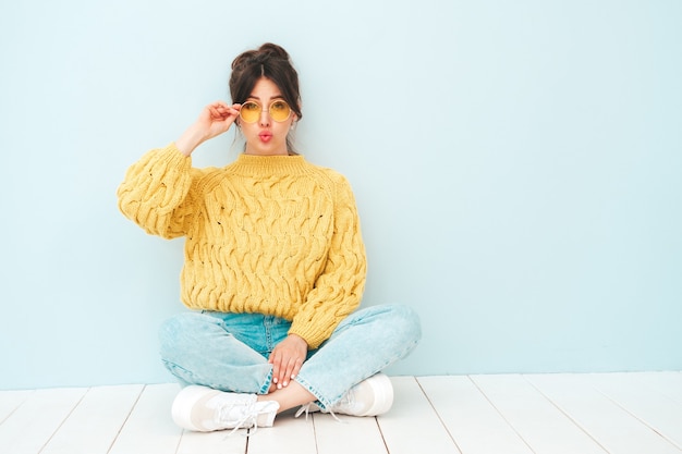 Jovem linda mulher sorridente com roupas da moda do verão moderno