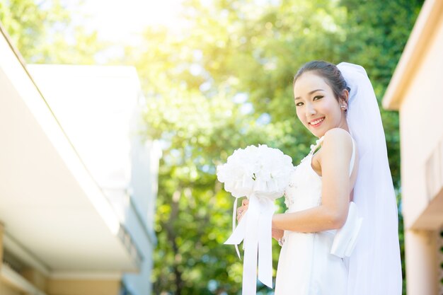 jovem linda no dia do casamento