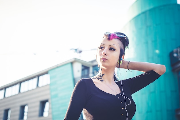 jovem linda punk escuro menina escuta música