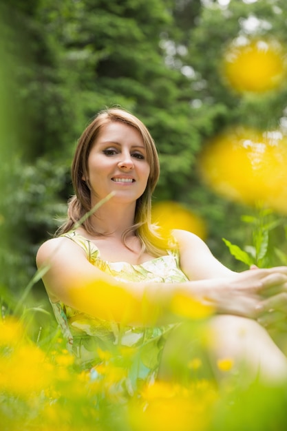 Jovem linda relaxante no campo