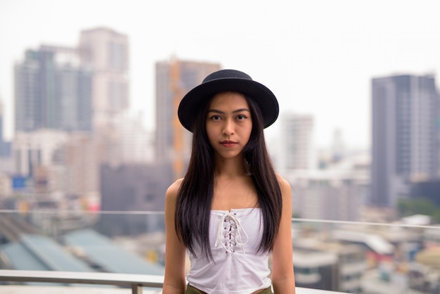 Jovem linda turista asiática contra a vista da cidade