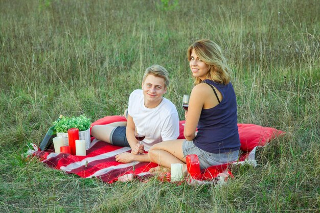 Jovem lindo casal adorável descansando no parque