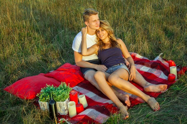 Jovem lindo casal adorável descansando no parque