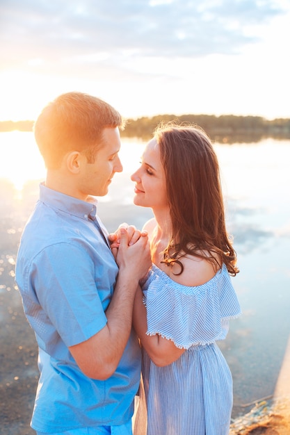 Jovem lindo casal apaixonado beijando na praia