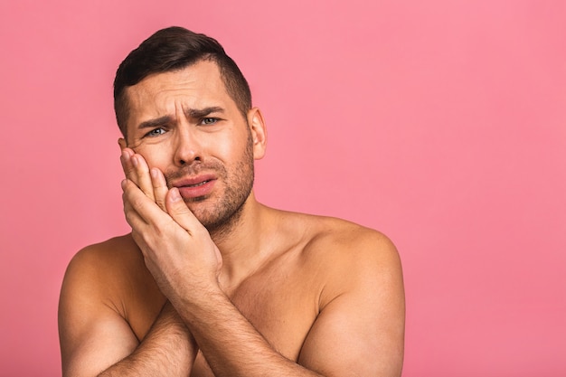 Jovem lindo nu em um banheiro sofrendo de dor de dente