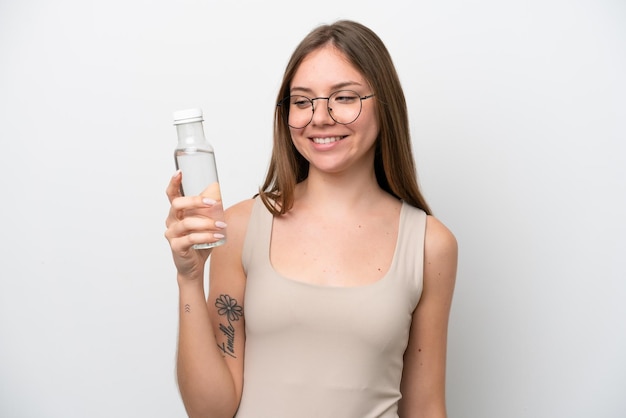 Jovem lituana com uma garrafa de água isolada no fundo branco com expressão feliz