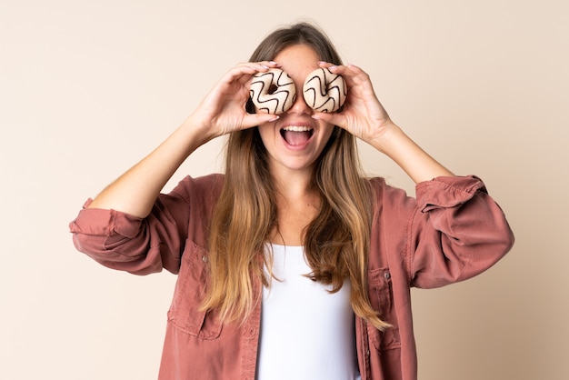 Jovem lituana em bege com rosquinhas no olho