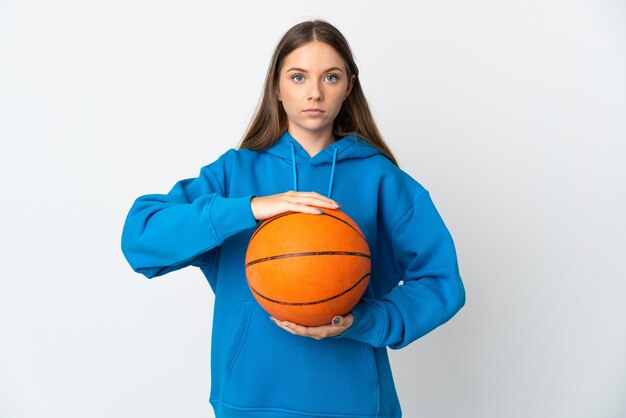 Jovem lituana isolada em uma parede branca jogando basquete