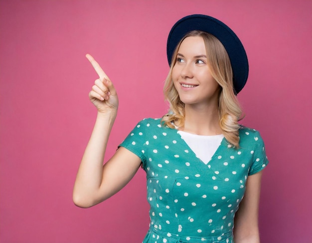 Foto jovem loira bonita com chapéu aponta um dedo para longe fundo rosa