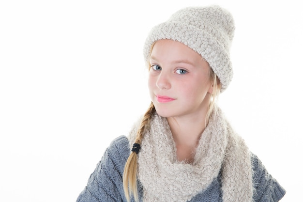 Jovem loira bonita com gorro de lã e cachecol no inverno