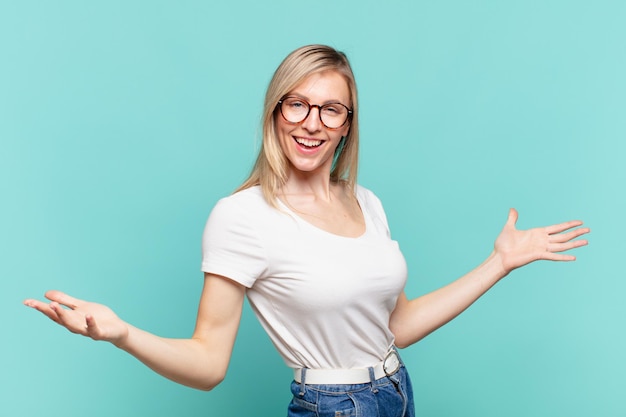 Jovem loira bonita parecendo feliz, arrogante, orgulhosa e satisfeita consigo mesma, sentindo-se a número um