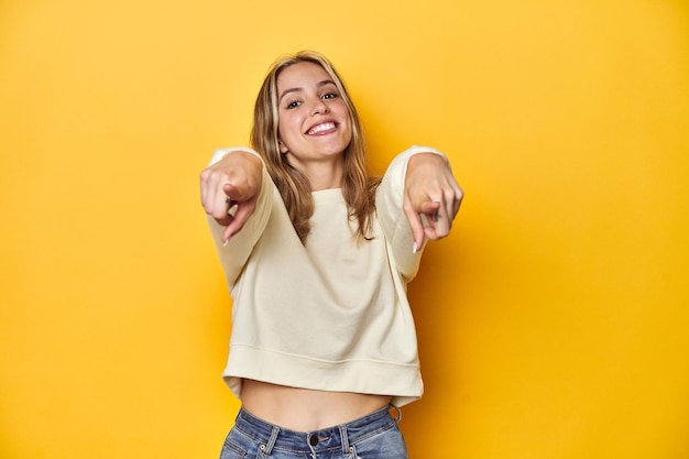 Jovem loira caucasiana expressando emoções isoladas