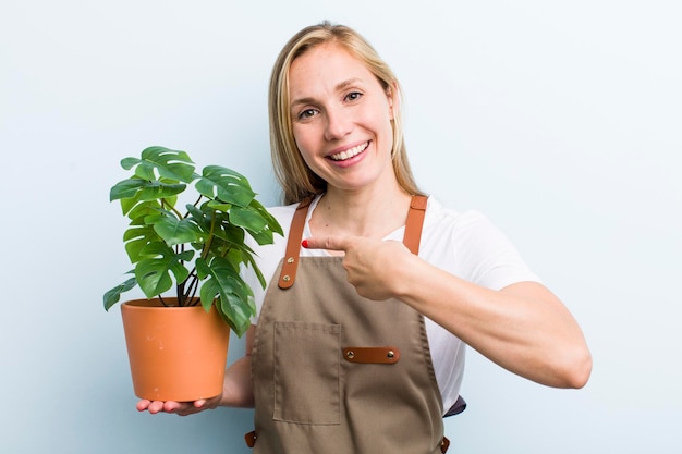 Jovem loira com conceito de jardinagem de plantas