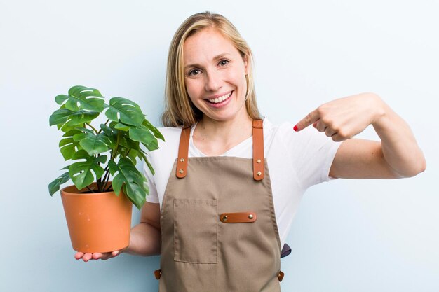 Jovem loira com conceito de jardinagem de plantas