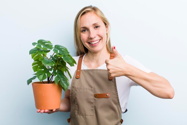 Jovem loira com conceito de jardinagem de plantas