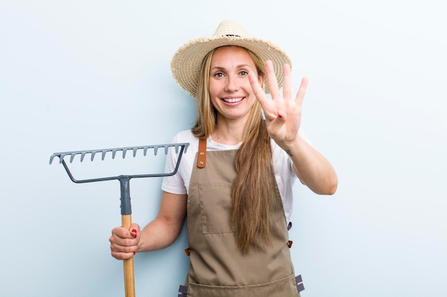 Jovem loira com um conceito de agricultor de ancinho