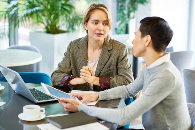 Jovem loira discutindo o projeto com o chefe