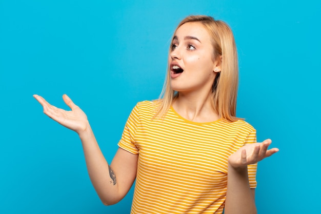 Jovem loira fazendo ópera ou cantando em um show ou show