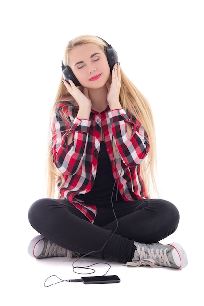 Jovem loira feliz ouvindo música em fones de ouvido isolados no fundo branco
