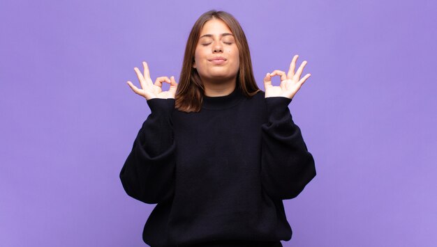 Foto jovem loira parecendo concentrada e meditando, sentindo-se satisfeita e relaxada, pensando ou fazendo uma escolha