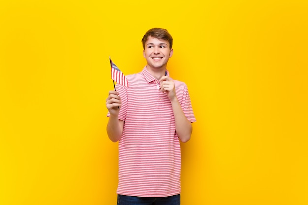 Jovem loira segurando uma bandeira dos EUA