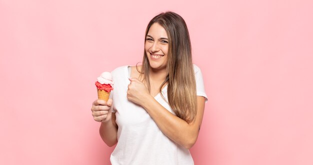 Jovem loira sentindo-se feliz, positiva e bem-sucedida, motivada para enfrentar um desafio ou comemorar bons resultados