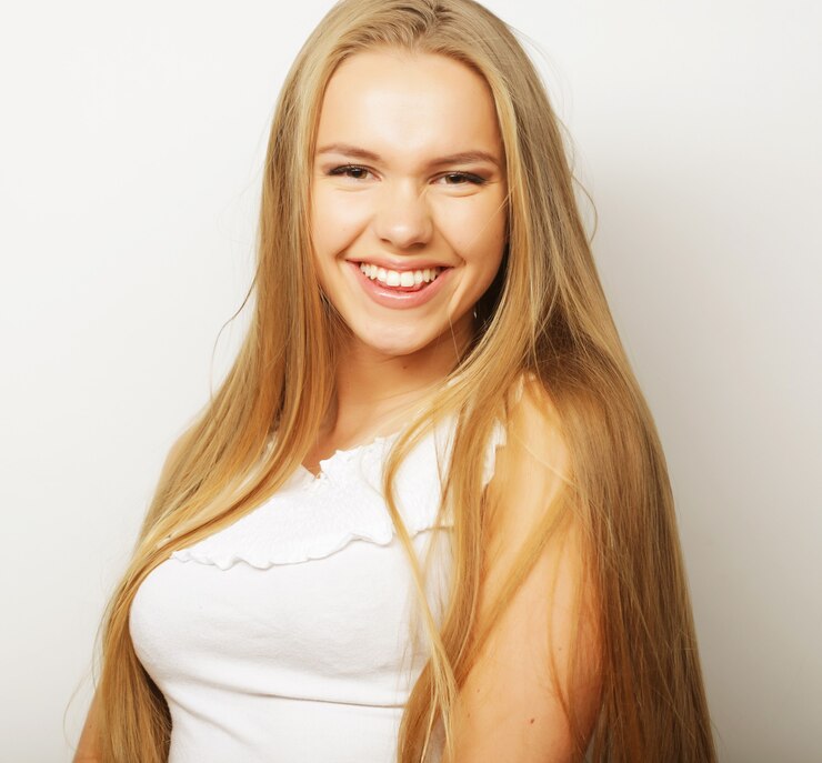 Foto jovem loira sorridente fofa em branco