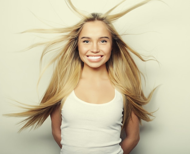 Jovem loira sorridente fofa em fundo branco