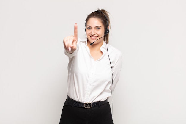 Jovem loira sorrindo com orgulho e confiança