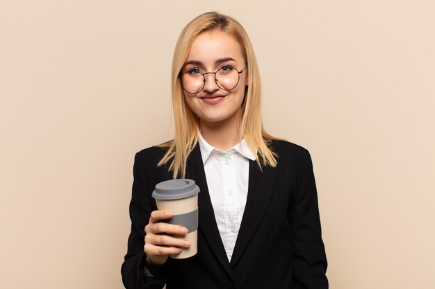 Jovem loira sorrindo positivamente e com confiança