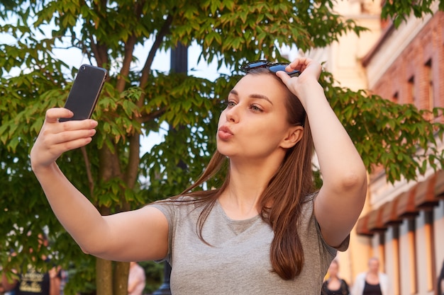 Jovem loira tirando uma selfie