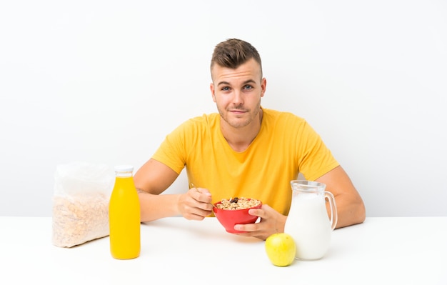 Jovem loira tomando café da manhã