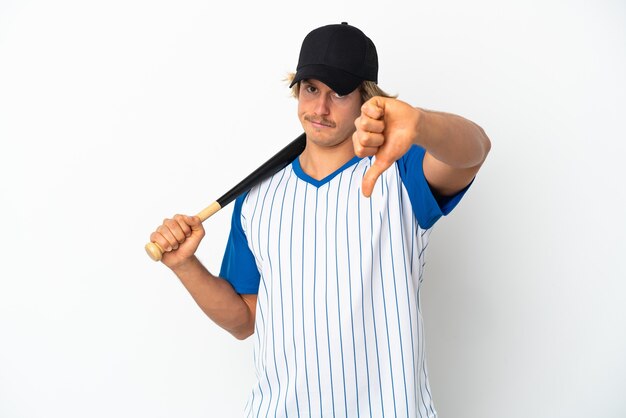 Jovem loiro jogando beisebol isolado