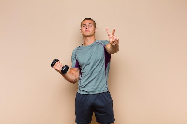 Jovem loiro sorrindo e parecendo feliz