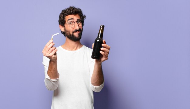 Jovem louco barbudo com uma cerveja