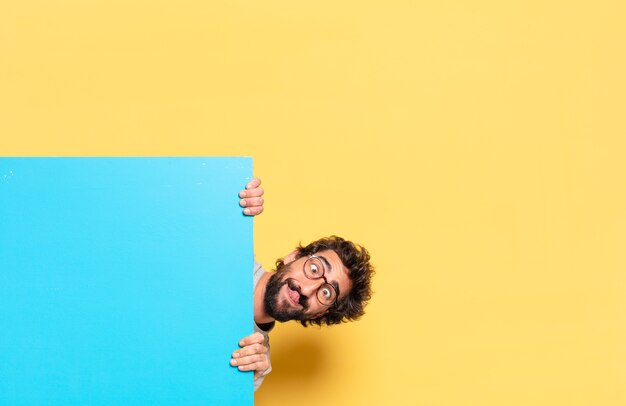 Jovem louco barbudo expressando uma emoção com um espaço de cópia