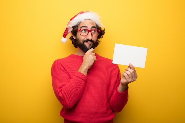 Jovem, louco, barbudo, homem, desgastar, vermelho, óculos, e, papai noel, chapéu