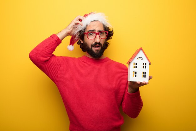 Jovem, louco, barbudo, homem, desgastar, vermelho, óculos, e, papai noel, chapéu