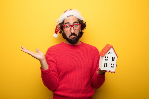 Jovem, louco, barbudo, homem, desgastar, vermelho, óculos, e, papai noel, chapéu