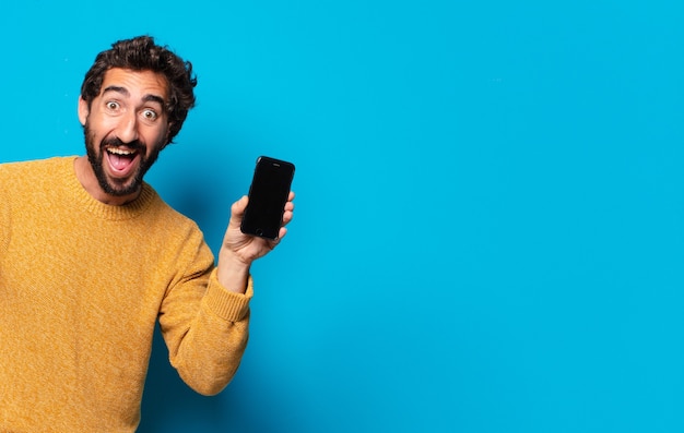 Jovem louco barbudo mostrando a tela do celular vazia