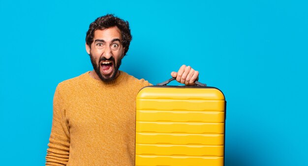 Jovem louco de barba com uma maleta