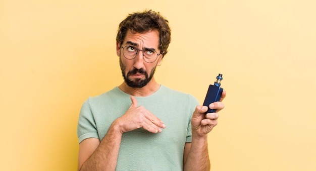 Jovem louco fumando com um vaporizador