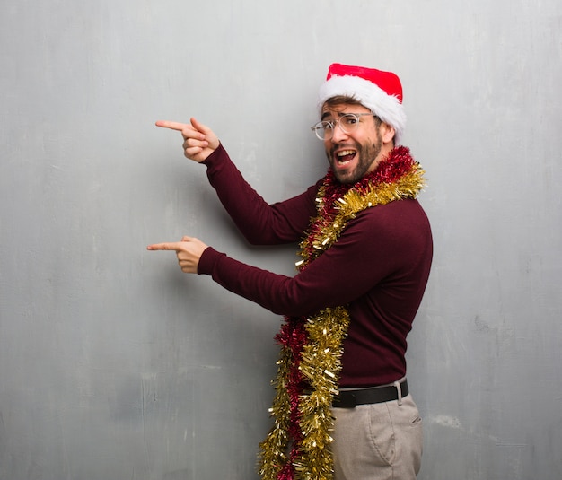 Jovem, louco, homem, celebrando, natal