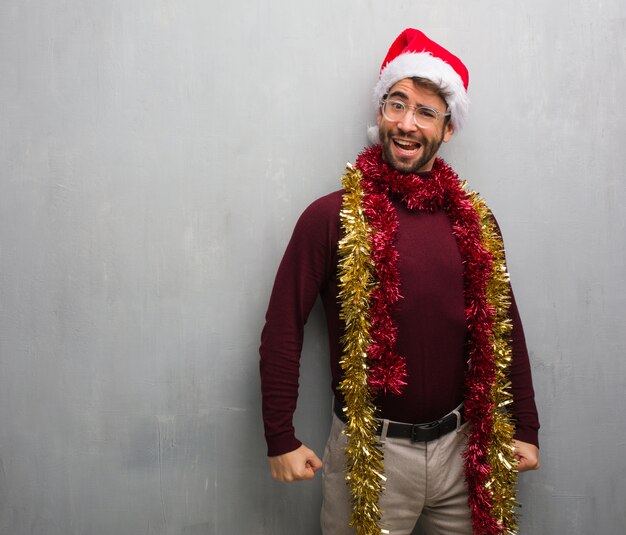 Jovem, louco, homem, celebrando, natal