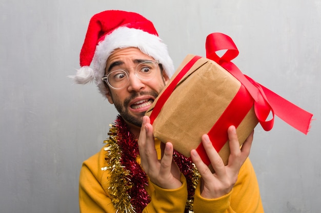 Jovem, louco, homem, celebrando, natal