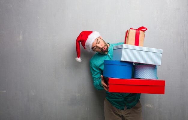 Jovem, louco, homem, segurando, presentes, celebrando, natal