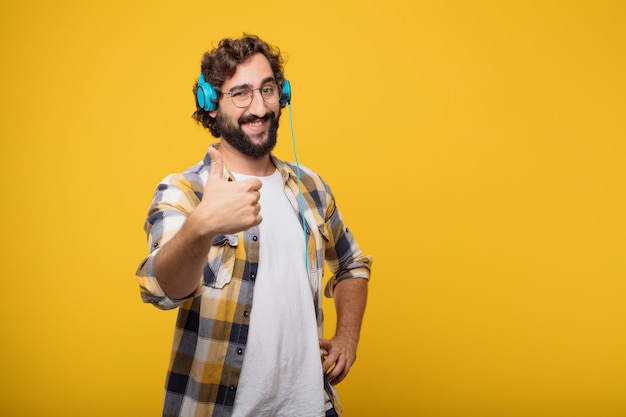 Jovem louco louco idiota posar ouvindo música com um fone de ouvido