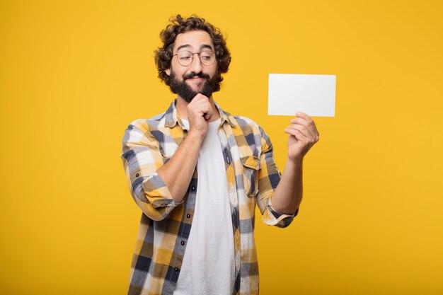 Jovem louco louco idiota pose segurando um cartaz