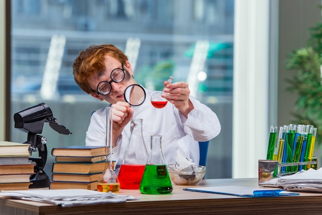 Jovem louco químico trabalhando no laboratório