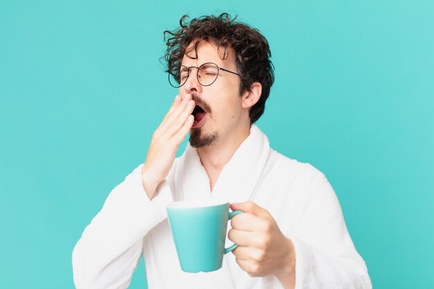 Jovem louco tomando um café